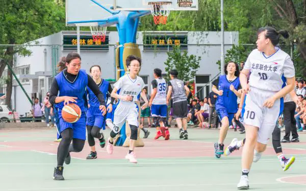 刻苦训练篮球时如何避免受伤的建议_0